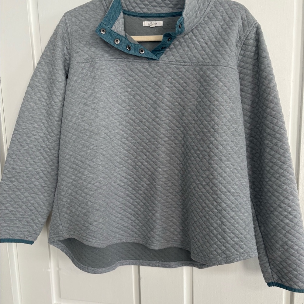 ⭐️$4 when bundled- Maurice’s Gray Quilted Women's Sweatshirt